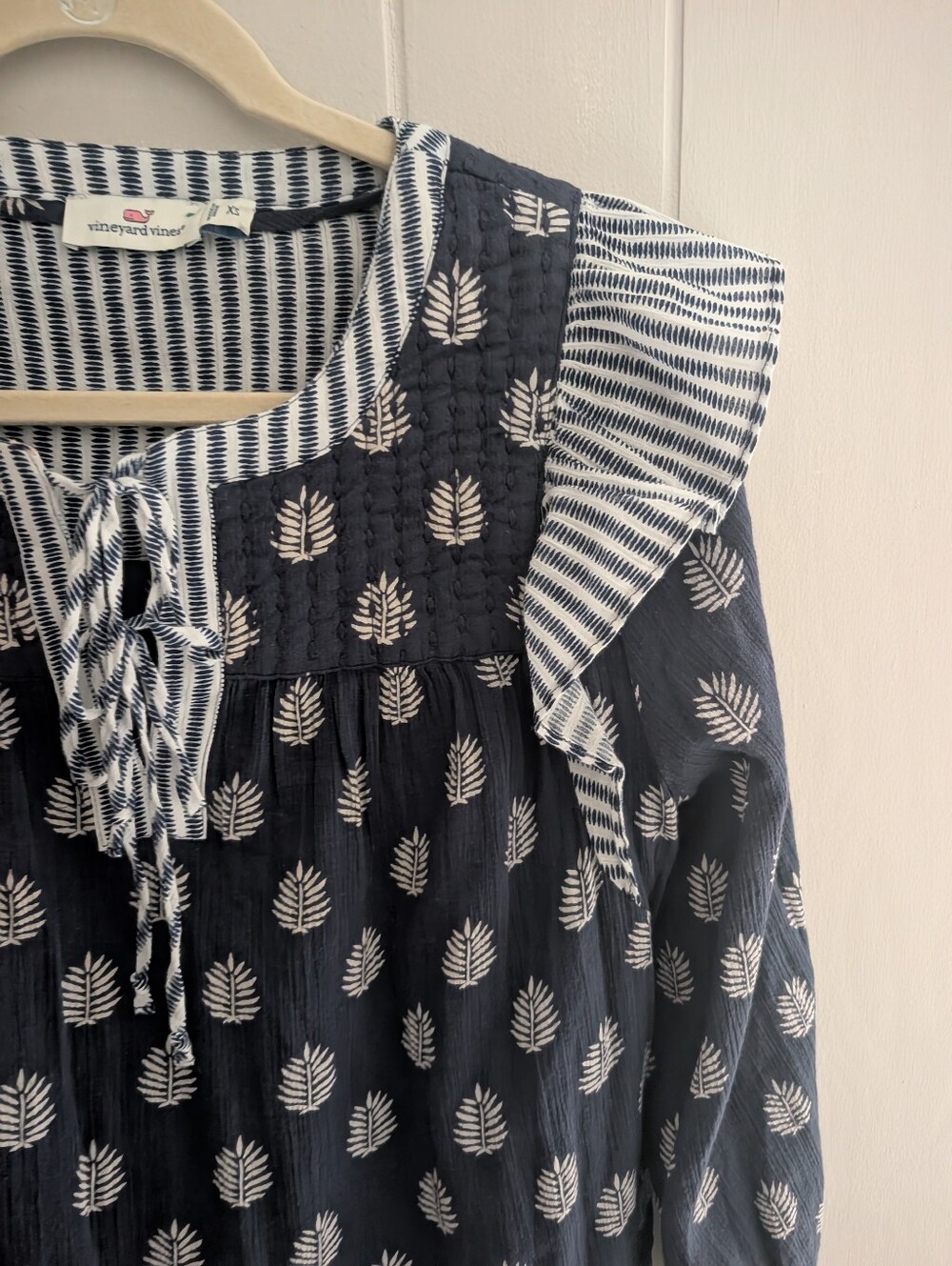 Vineyard Vines Fleur de Leaf Quilted Top - Picture 6 of 8